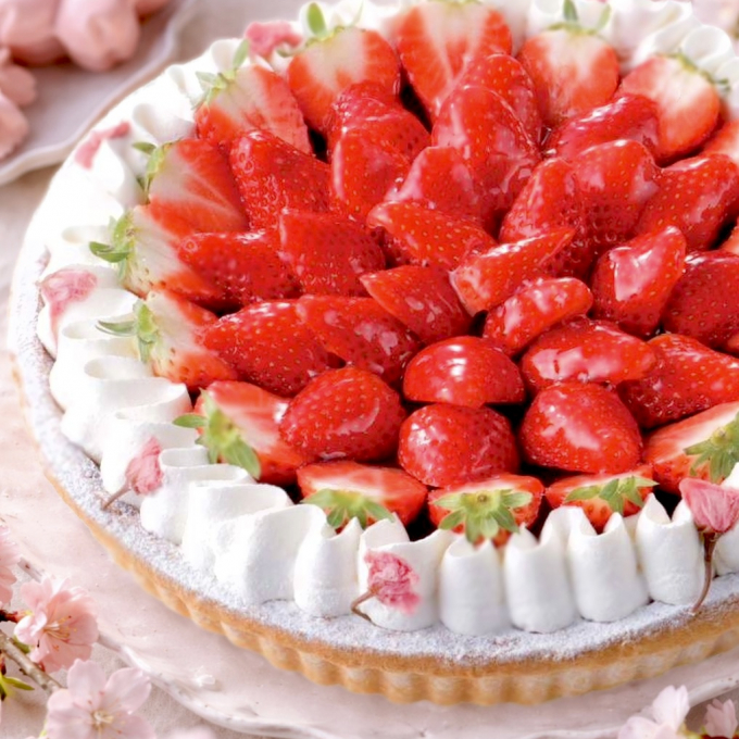 春を味わう、さくらムースといちごのタルト