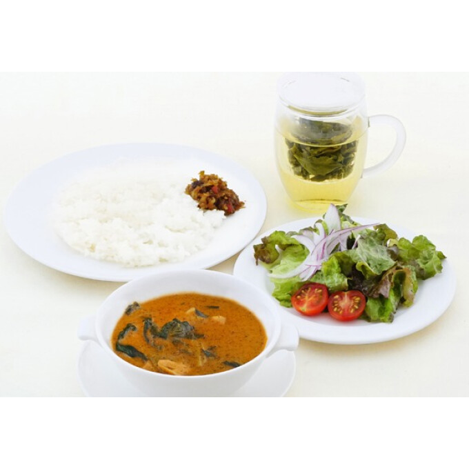 NEW　カレー　ジャスミン茶とほうれん草のバターチキンカレー