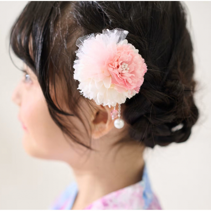 仕上げは華やかアクセサリーで　　🏵️お花コサージュ🏵️【日本製】