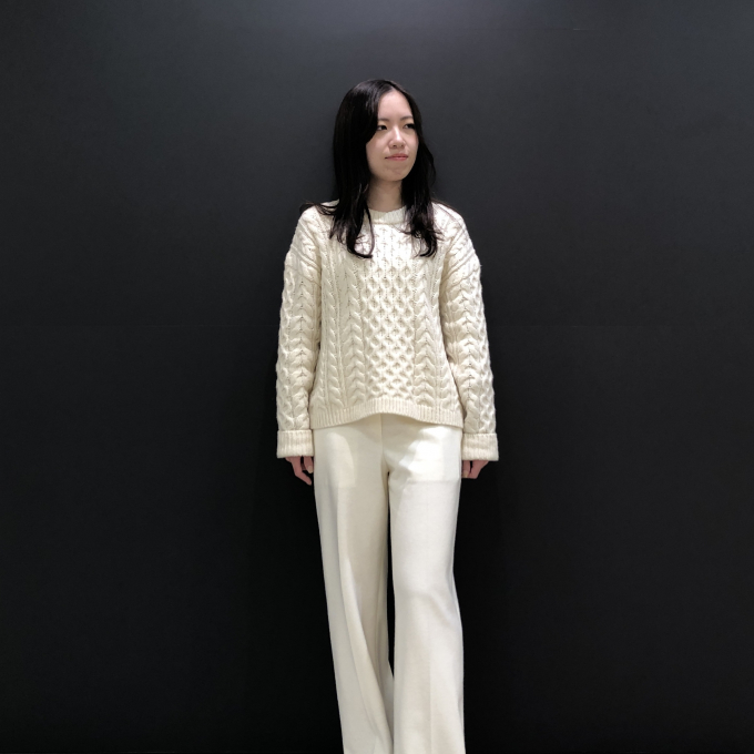 暖かウールパンツで冬のホワイトコーディネート