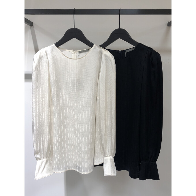 【晴れの日にもおすすめ】ジャガードブラウス