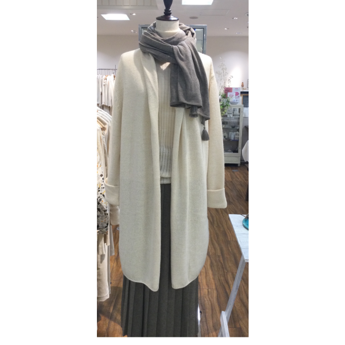 アルパカ混の軽い着心地