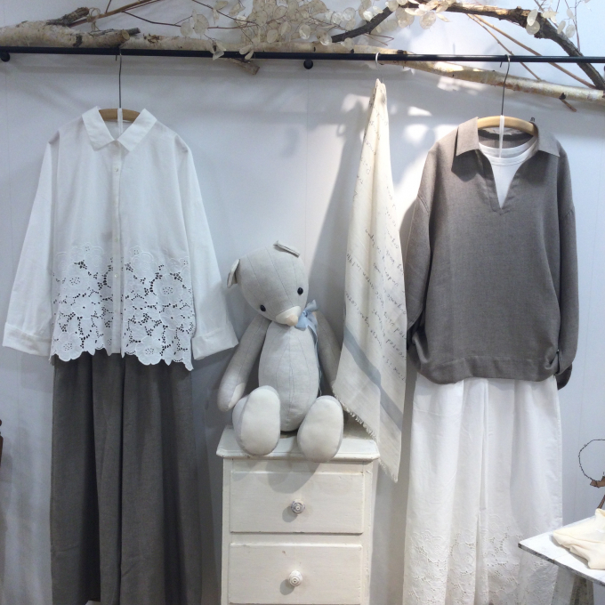 生き生きと咲き誇る、コットンの花模様。