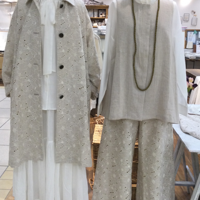 花々が重なりあうような美しいボーラー刺繍