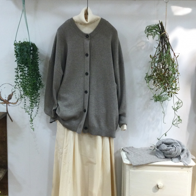 深みのあるフォレストグレイ