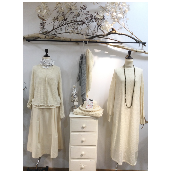 繊細で華やかなレーシーニット