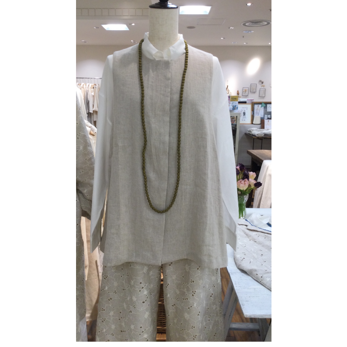 上質な素材感で魅せるジレ