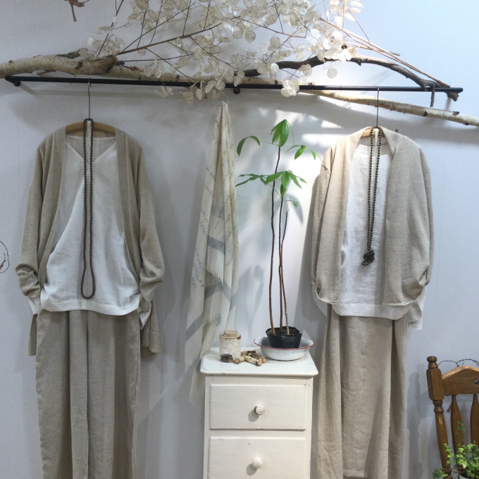 ツイル生地の上品な落ち感を楽しむ