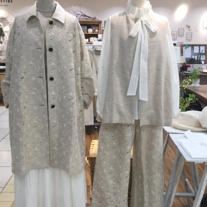 花々が重なりあうような美しいボーラー刺繍