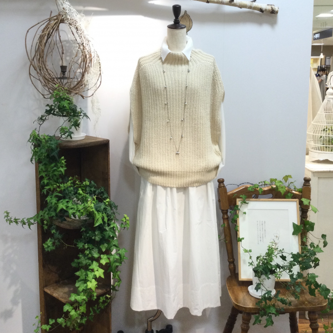 丸みを帯びたシルエットがかわいいタートルベスト