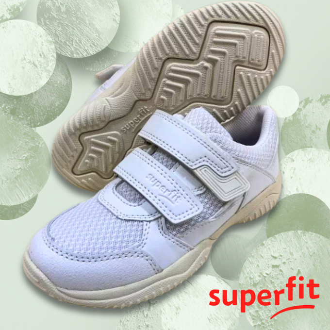 上履きにスニーカー？superfit（スーパーフィット）の白スニーカー