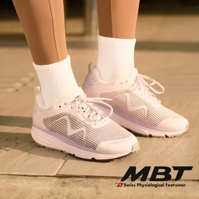 揺れるソールのMBTで春を快適に♪