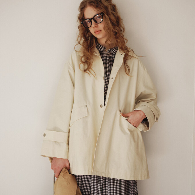 これからの季節におすすめ！防花粉・撥水加工を施した、ミドル丈コート