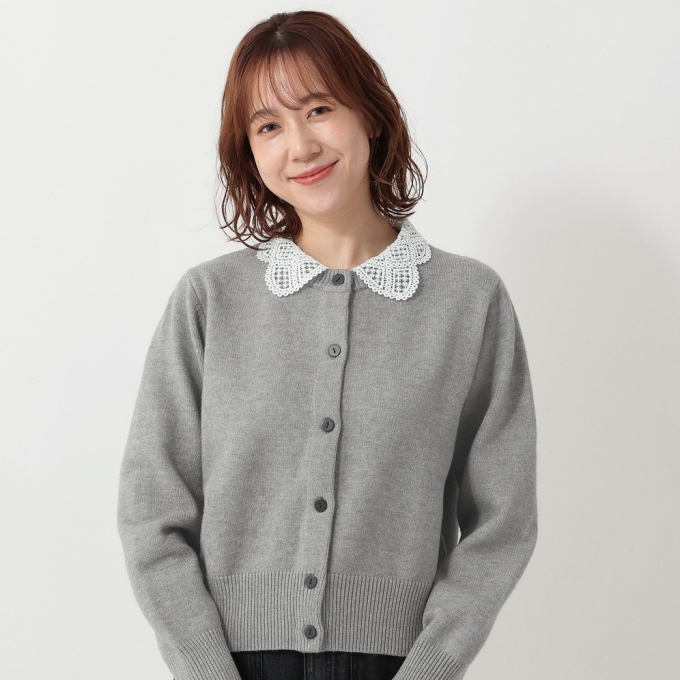 顔まわりに上品な華やかさを添える、レース襟付きのニットカーディガン
