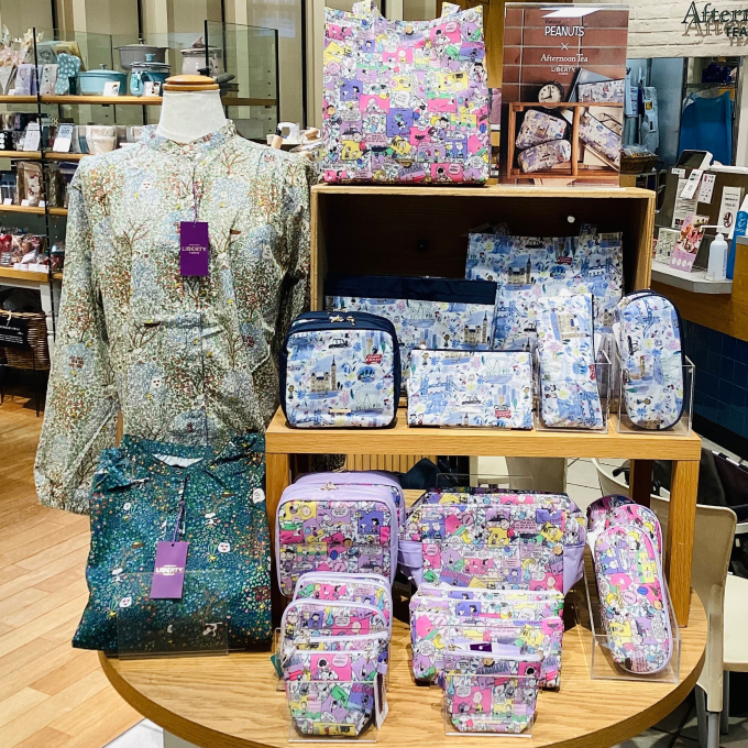 リバティプリント×PEANUTSコラボレーションアイテムが好評発売中♪