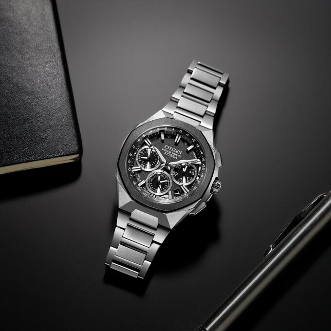 〈シチズン〉ベゼルにセラミックス素材を搭載した人気モデル