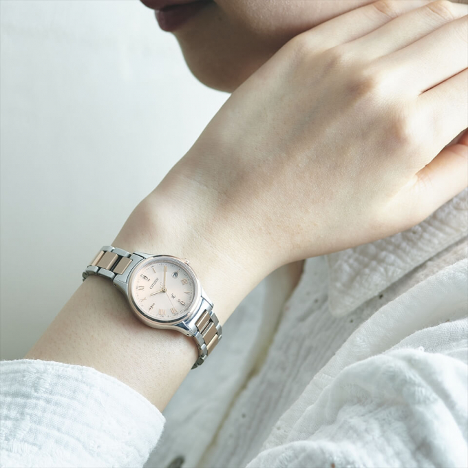 〈シチズン〉クロスシーhikari collection