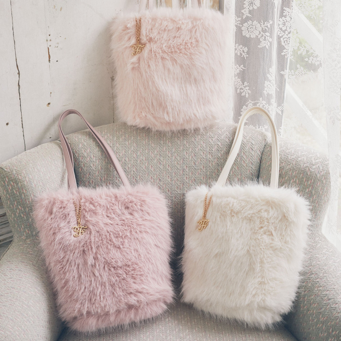 新作のフェイクファーバッグ発売🎀