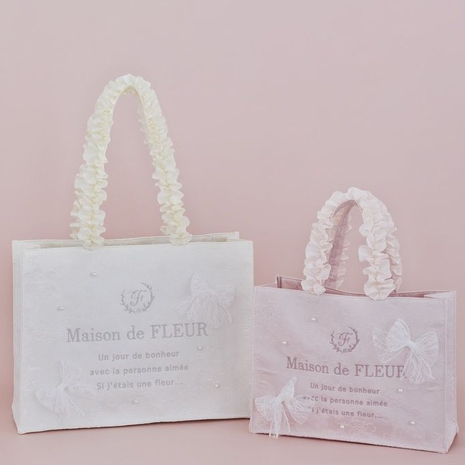 華やかな素材使いのフリルハンドルトートバッグが登場🎀