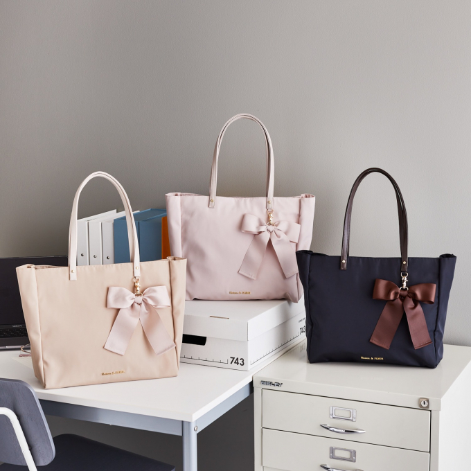 パソコンも収納可能！大人気の機能性トートバッグ登場🎀