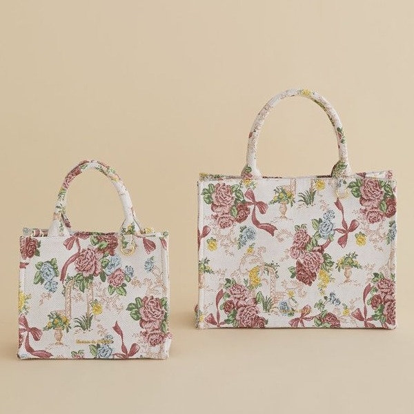 ホリデーシーズンに映えるカラフルな色彩のゴブランバッグが登場🎀