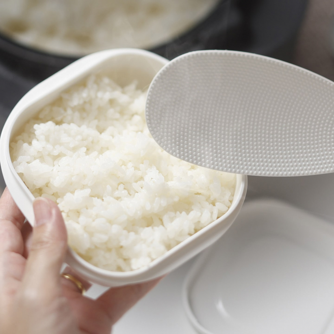 炊き立てのようなおいしさを。「マーナ 極 冷凍ごはん容器」