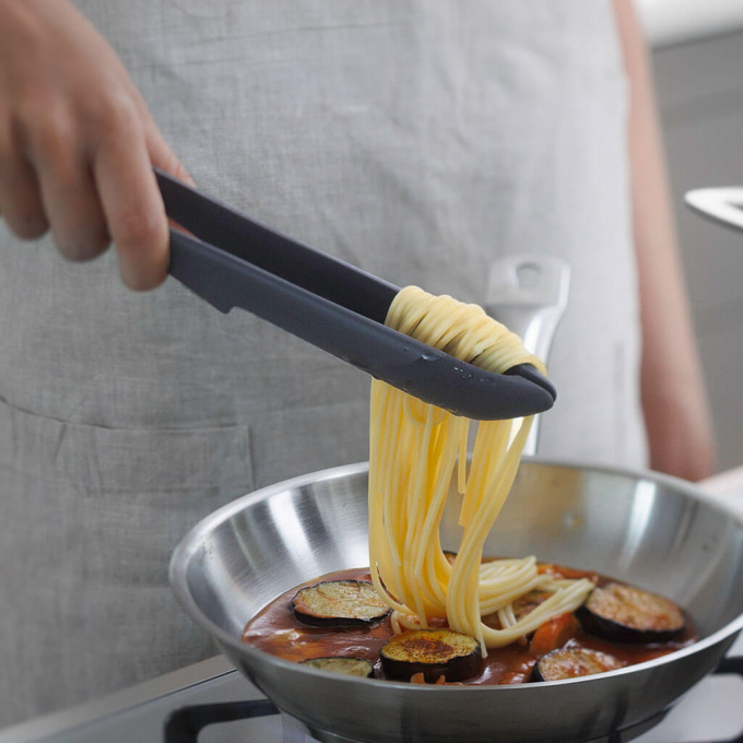 麺や大きな食材も、 滑らずしっかりつかめる「マーナ つかみやすいトング」