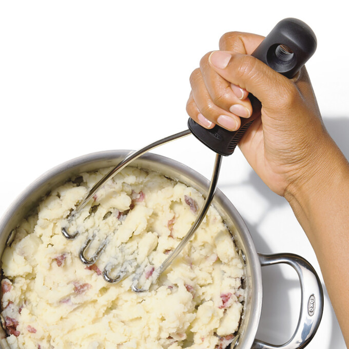 様々な食材をパワフルかつ快適につぶすことができる「OXO ポテトマッシャー」