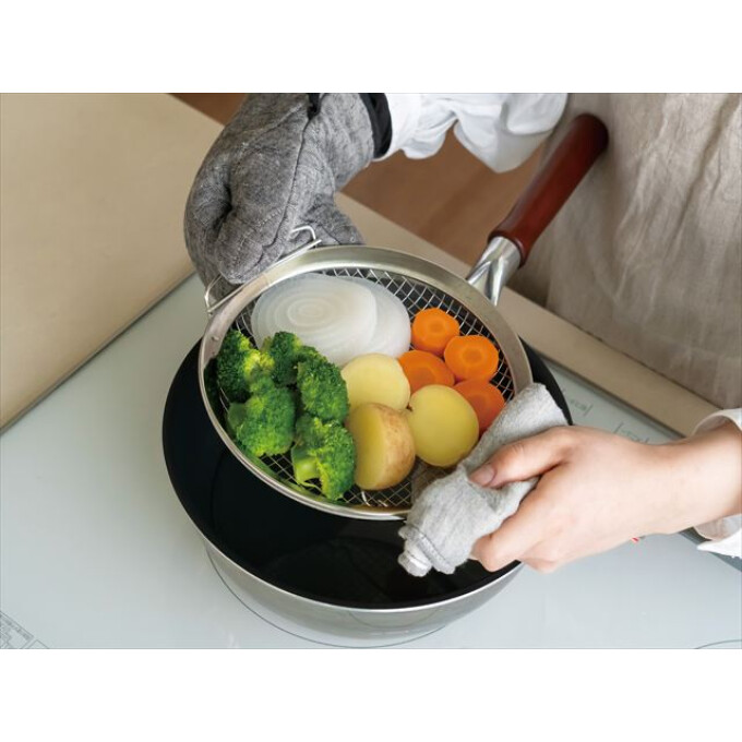 いつものフライパンで手軽に蒸し料理ができる「家事問屋 蒸しかご」