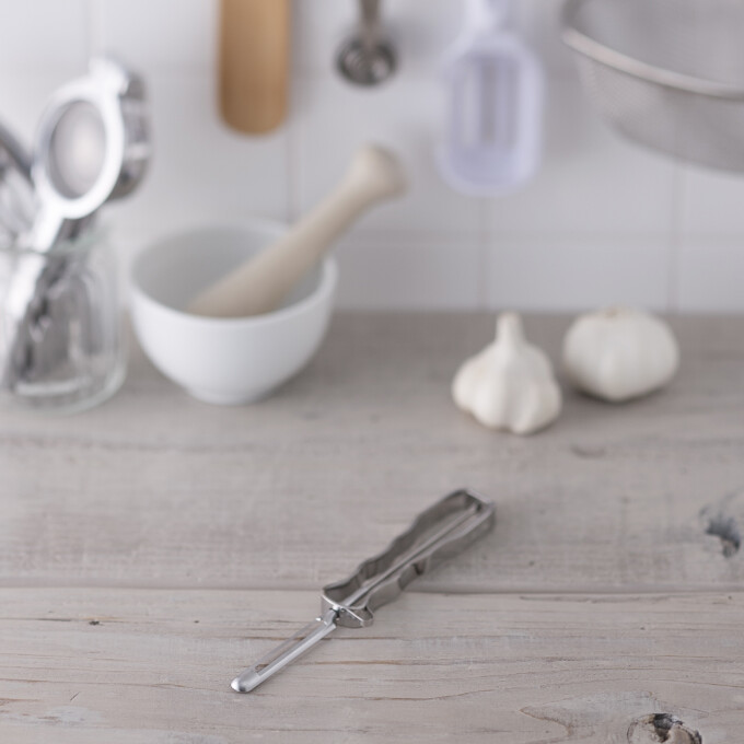 ペティナイフ感覚で使える「貝印 SELECT100 I型ピーラー」