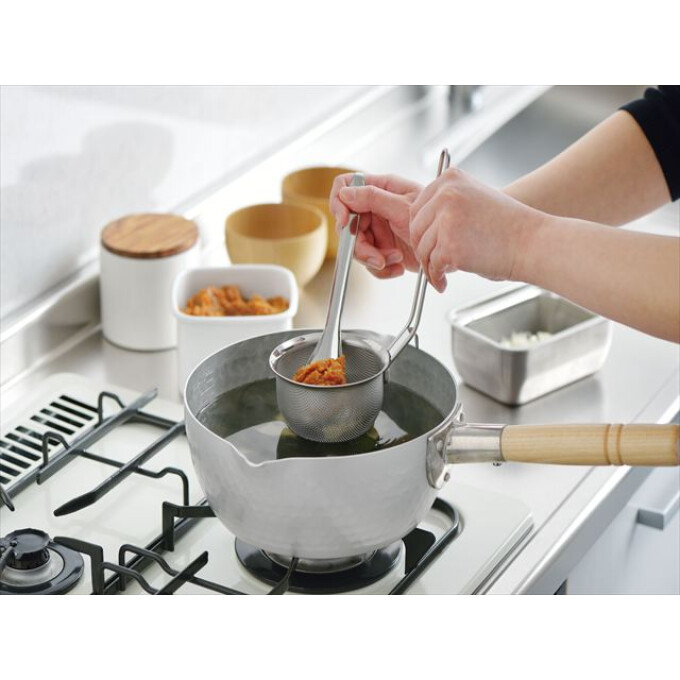 便利な穴あきスプーン付き「家事問屋 パンチング味噌こし」