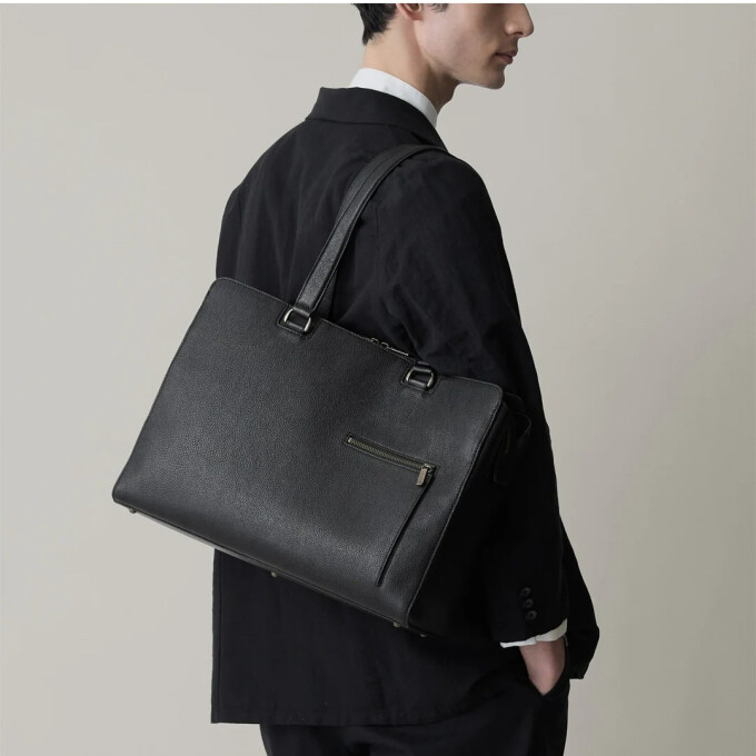 ビジネスに相応しい端正な佇まいと、休日にも馴染む抜け感をまとった大人のトート