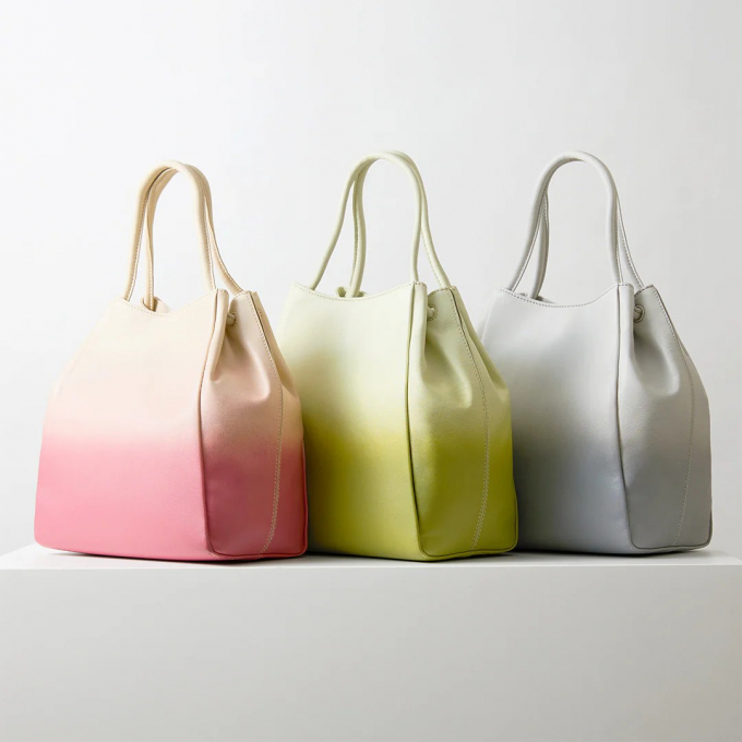 つぼみが膨らみ、花ひらく。その瞬間をバッグに。