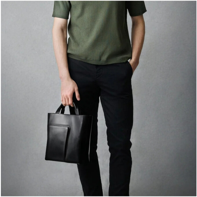 休日の装いを美しく引き立てる、ミニマルな舟形トート。