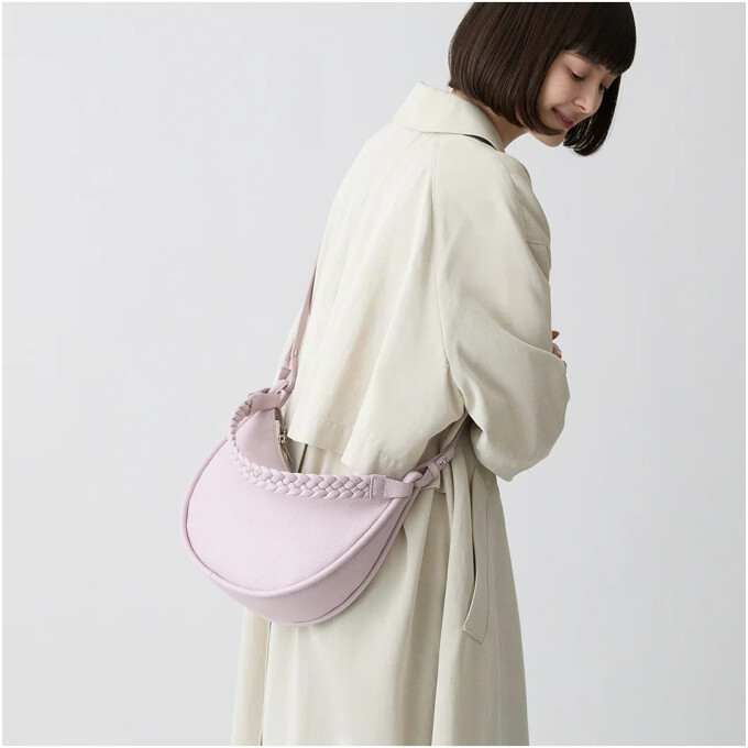 ふわりと浮かぶ月のように、やさしい曲線が日常にすっと馴染む。柔らかく軽い、ムーン型の2way ハンドバッグ。
