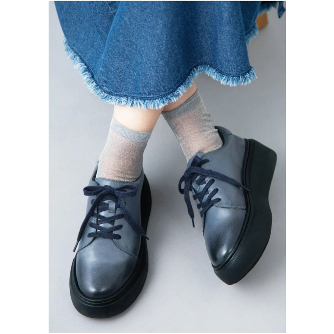 どんなシーンも歩み続ける人の足元を優しく彩る、レザー製スニーカー。