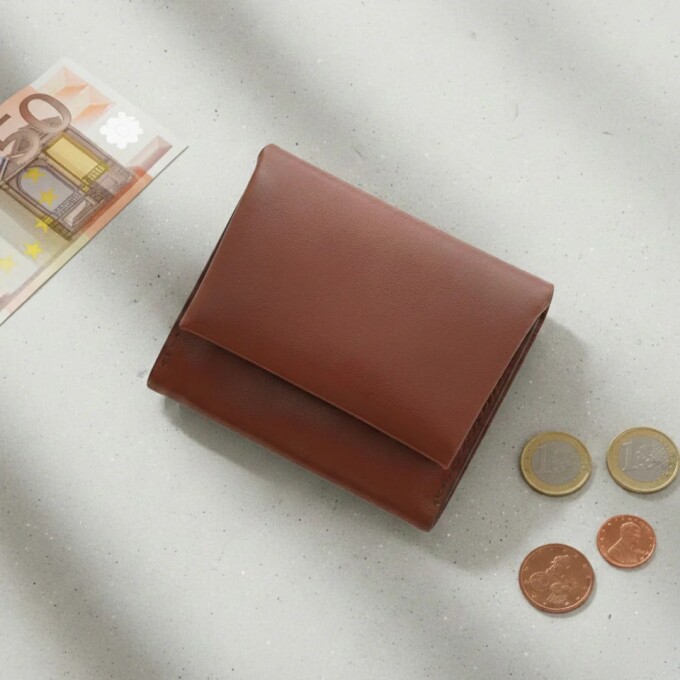 機能はスマートに、素材は無垢に。アンティークレザーを愉しむ、ミニマルな二つ折り財布