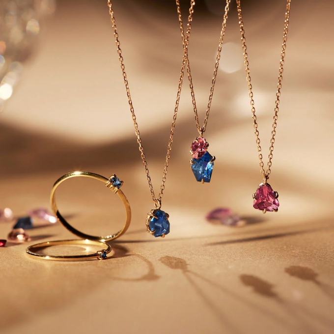 サファイアの原石のありのままの個性を活かした “Naked Sapphire”シリーズ
