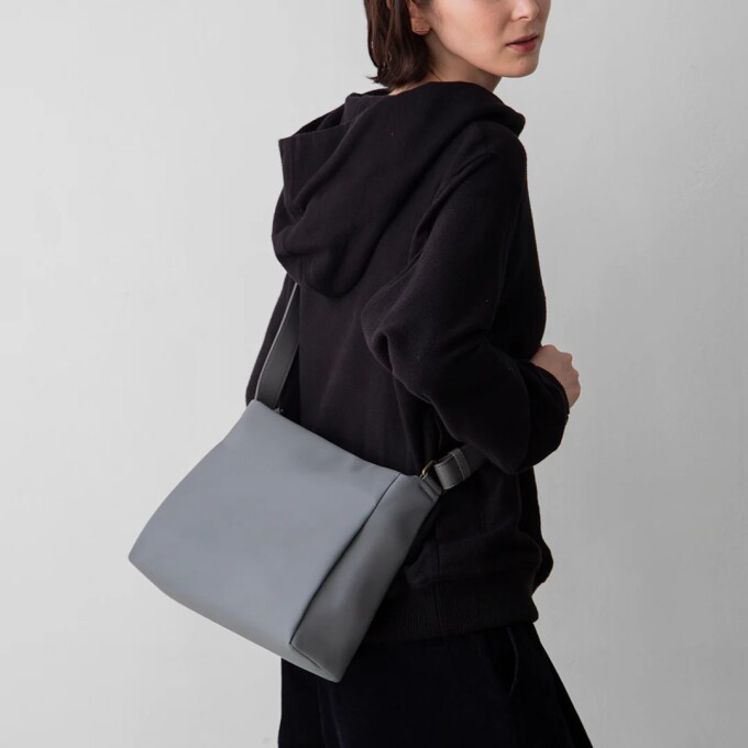 はっ水素材のポリウレタンを使ったショルダーバッグ