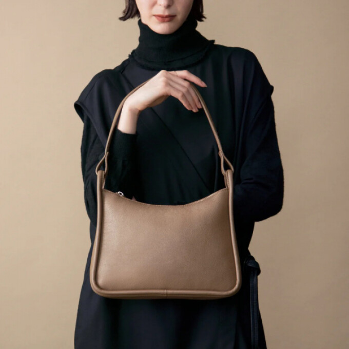 「やわらかさ」と「シャープさ」、二つの個性を持つ「ビッグ ミリング スクエア ハンド・トート」