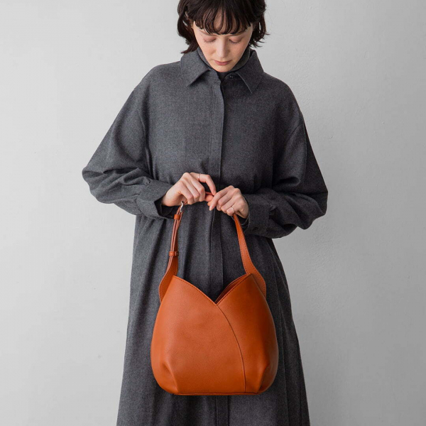 秋冬のお出かけを彩る、水芭蕉をイメージした小ぶりなバッグ