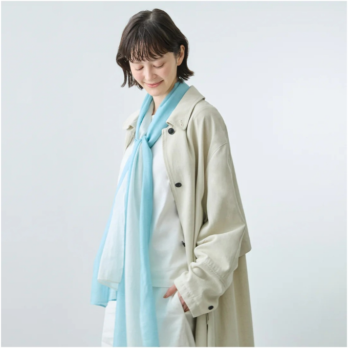 シルクとカシミヤで織り上げた滑らかな肌触りのストール。