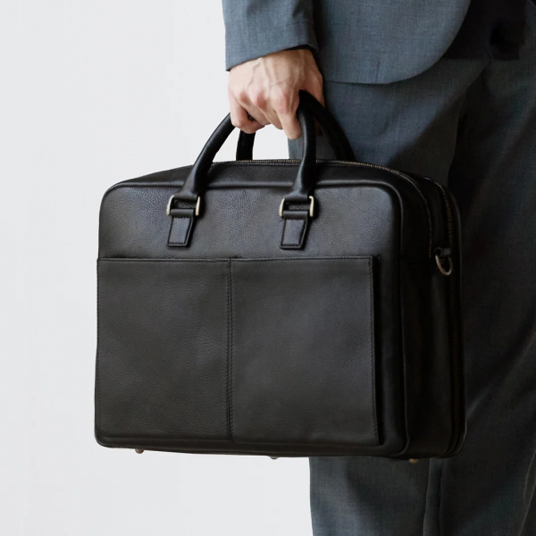 容量・機能性・タフさを兼ね備え、フォーマルな印象を与える本革ビジネスバッグ