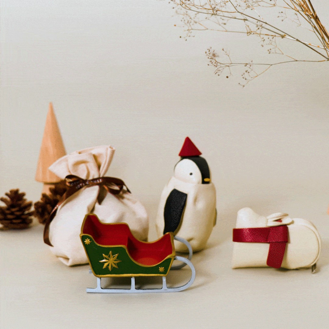 「想い」で選ぶ贈りもの。冬を彩る革小物に、心はずむチョコレート。