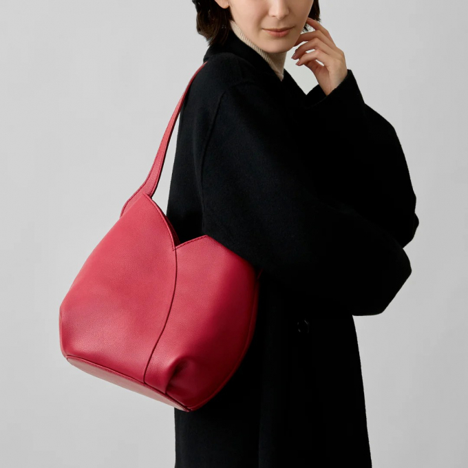 流れるような線の美しさが特徴のバッグ『Mizubasyo -ミズバショウ-』