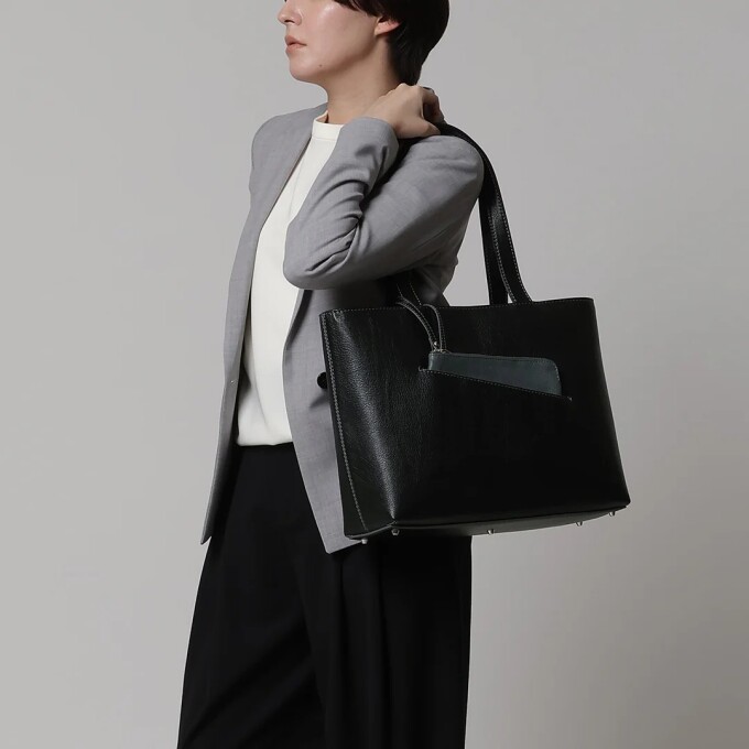 直線的なシルエットが魅力のリニアトート