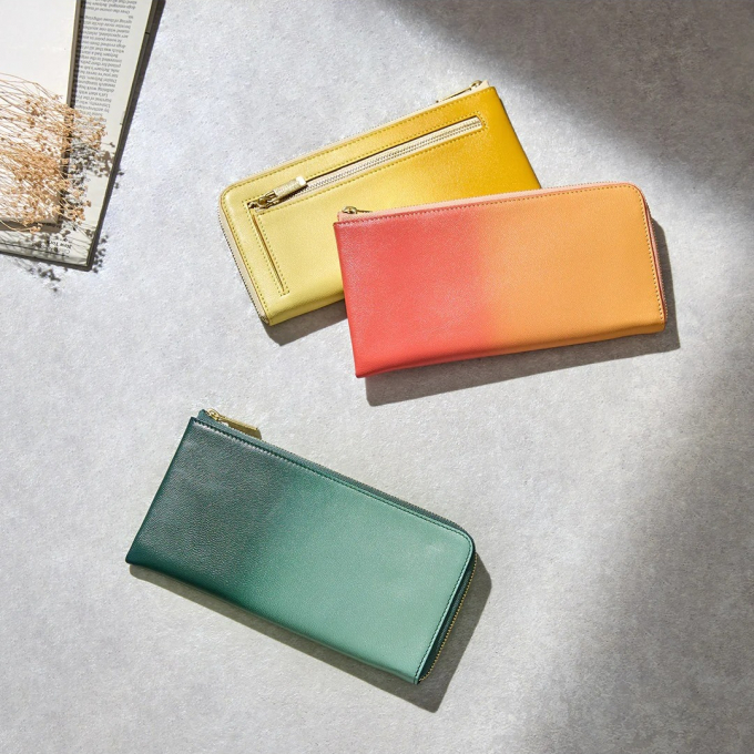 日本の四季の移り変わりを表現したイロドリレザーで仕立てた、スリムなL字型の長財布