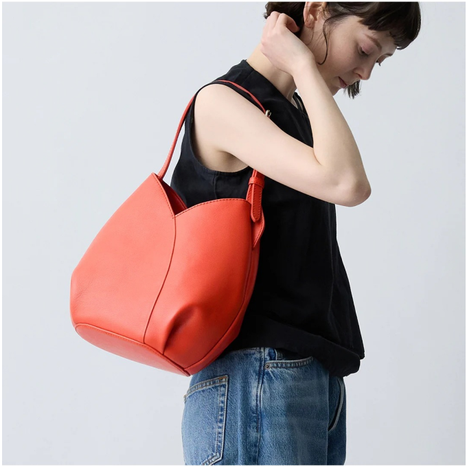 ふっくらと柔らかな曲線が美しい、水芭蕉をイメージした小ぶりなバッグ。