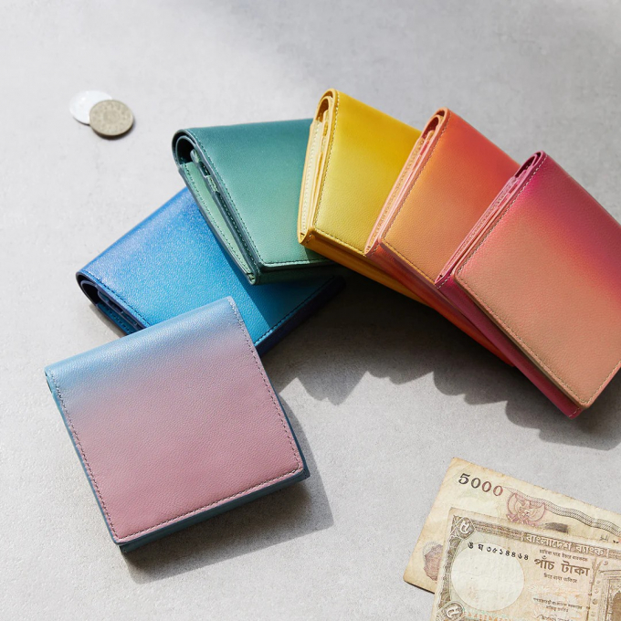 日本の四季の移り変わりをグラデーションで表現した二つ折り財布イロドリウォレット