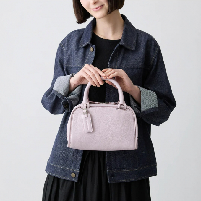 美しさと使い心地を両立する、洗練された佇まい。小ぶりな2wayハンドバッグ。